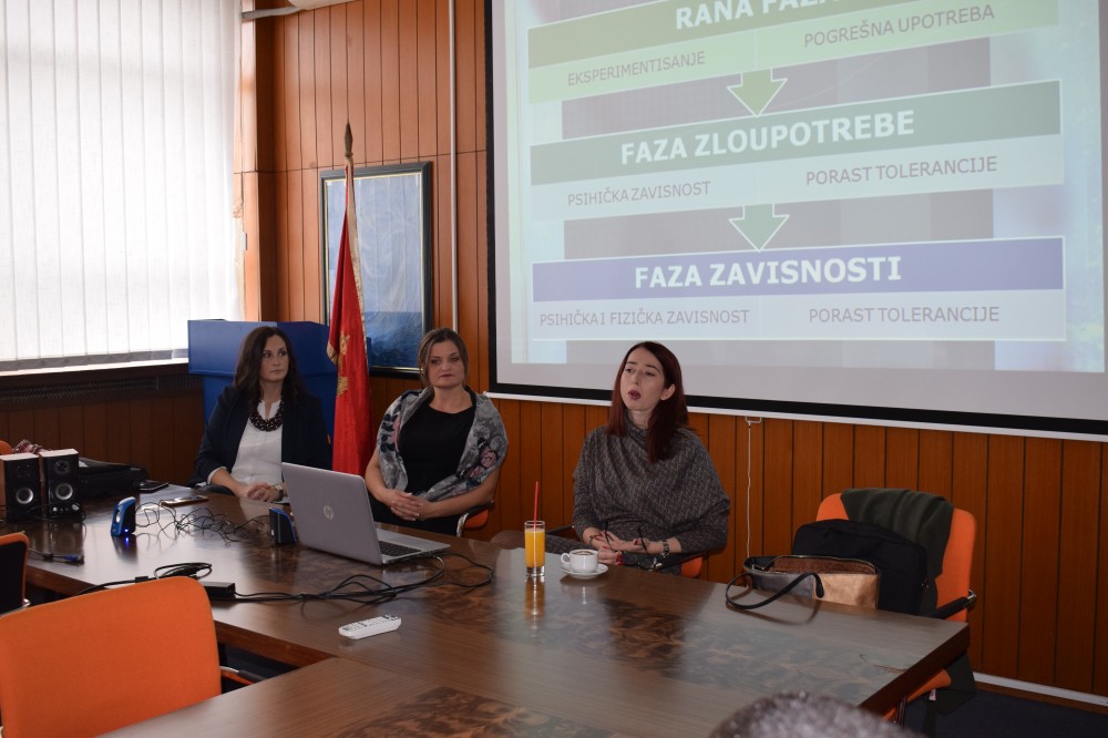 Predstavnica Javne ustanove održala predavanje studentima psihologije i pedagogije u Nikšiću Predstavnica Javne ustanove održala predavanje studentima psihologije i pedagogije u Nikšiću